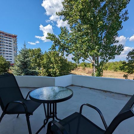 Horizon View Villa - Lakefront Terrace Suite Букурещ Екстериор снимка