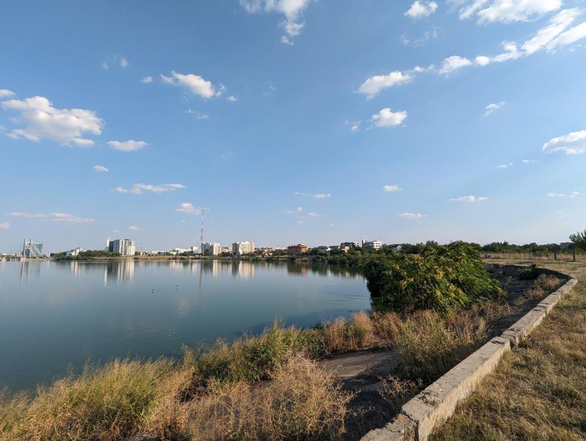 Horizon View Villa - Lakefront Terrace Suite Букурещ Екстериор снимка