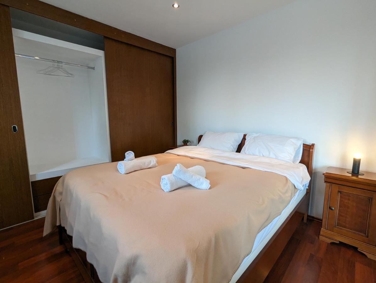 Horizon View Villa - Lakefront Terrace Suite Букурещ Екстериор снимка
