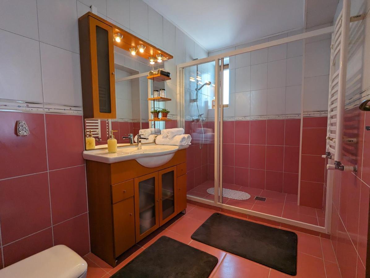 Horizon View Villa - Lakefront Terrace Suite Букурещ Екстериор снимка