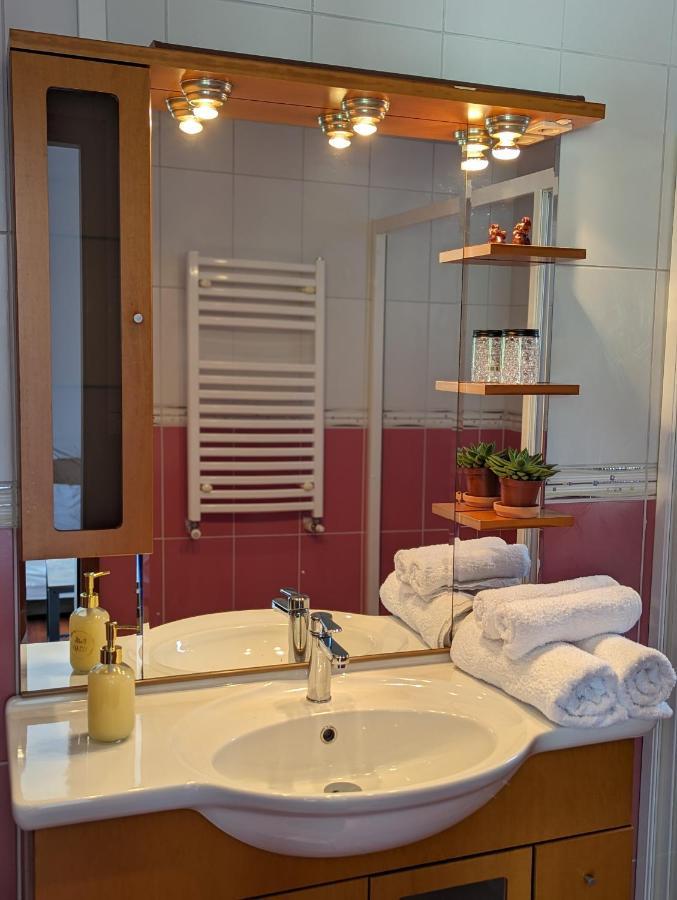 Horizon View Villa - Lakefront Terrace Suite Букурещ Екстериор снимка