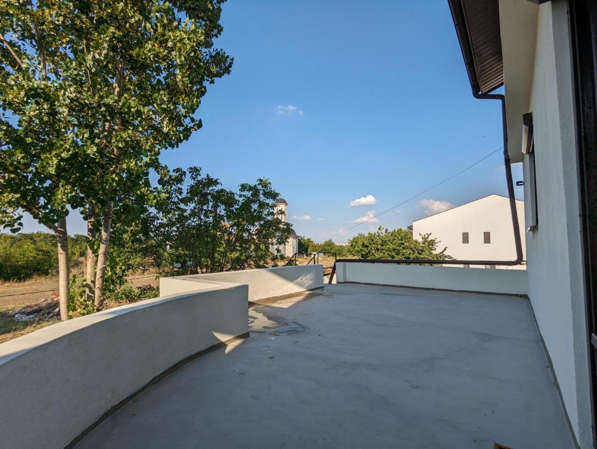 Horizon View Villa - Lakefront Terrace Suite Букурещ Екстериор снимка