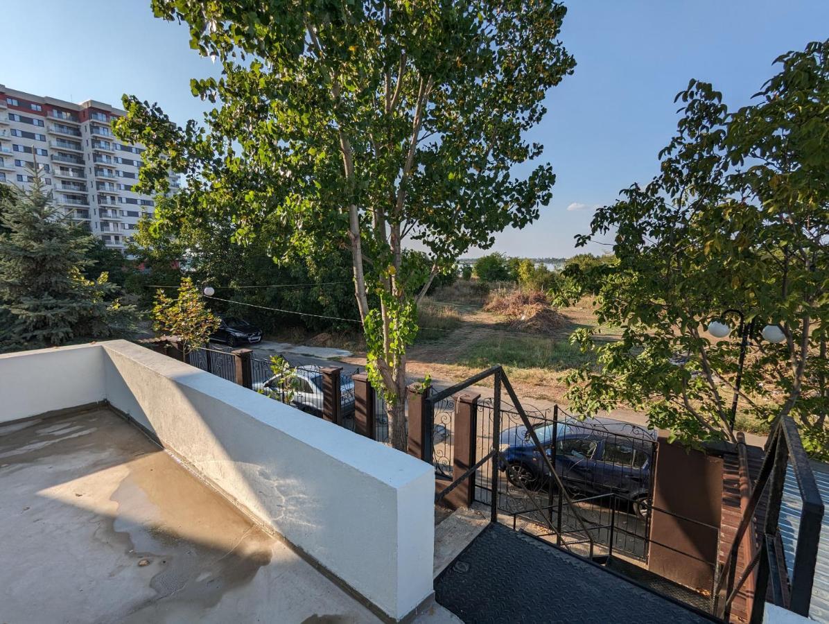 Horizon View Villa - Lakefront Terrace Suite Букурещ Екстериор снимка