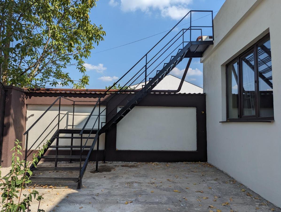 Horizon View Villa - Lakefront Terrace Suite Букурещ Екстериор снимка
