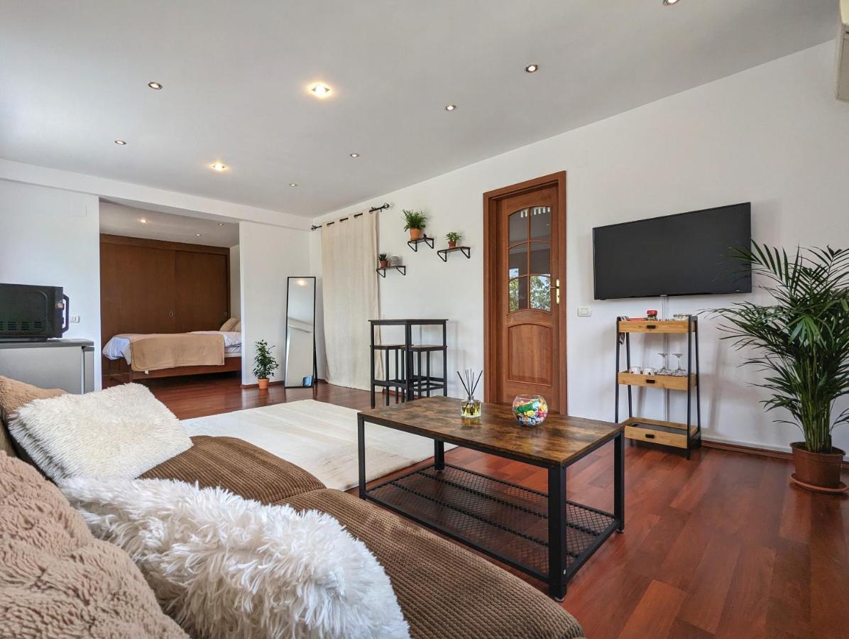 Horizon View Villa - Lakefront Terrace Suite Букурещ Екстериор снимка