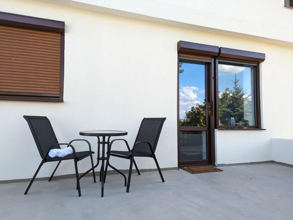 Horizon View Villa - Lakefront Terrace Suite Букурещ Екстериор снимка