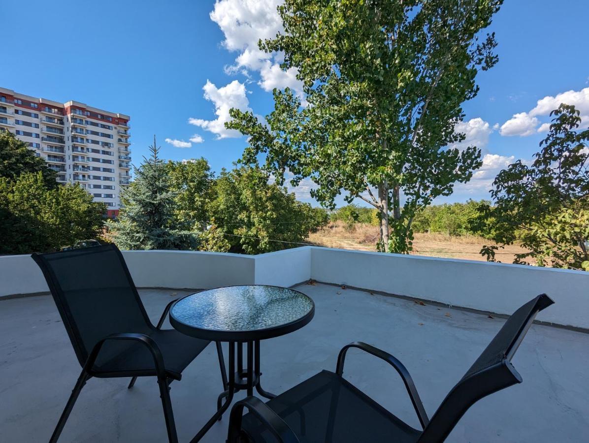 Horizon View Villa - Lakefront Terrace Suite Букурещ Екстериор снимка