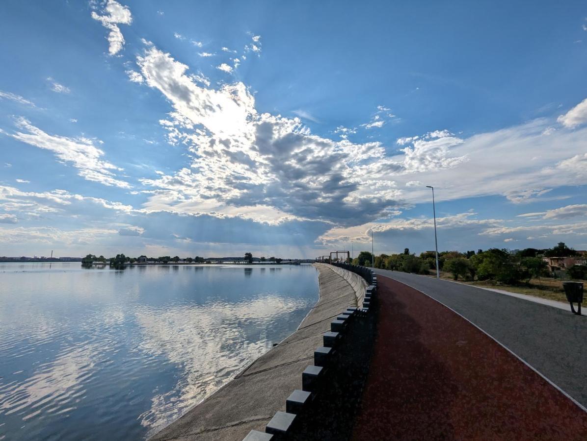 Horizon View Villa - Lakefront Terrace Suite Букурещ Екстериор снимка